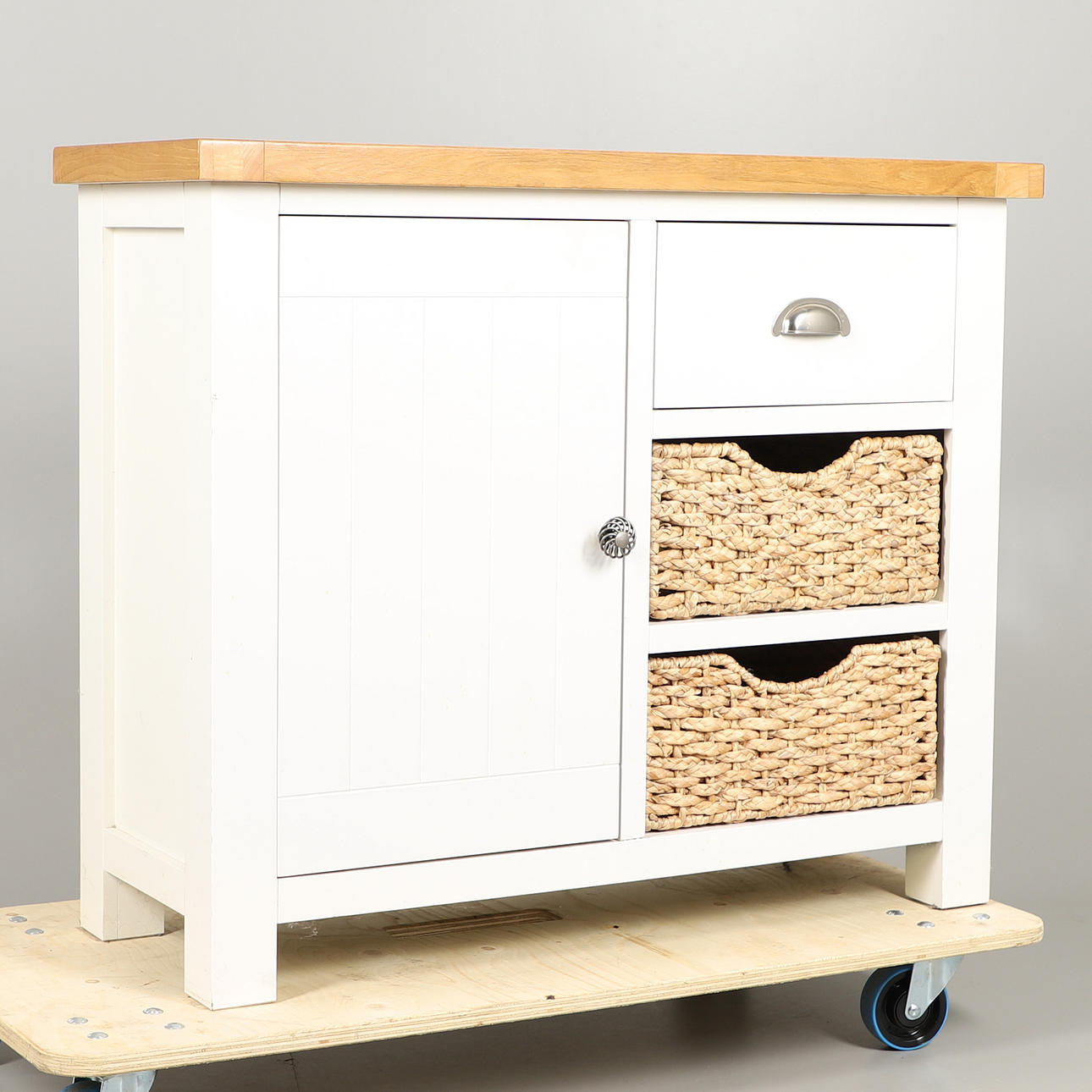 EINE MODERNE KÜCHENEINHEIT AUS EICHE.