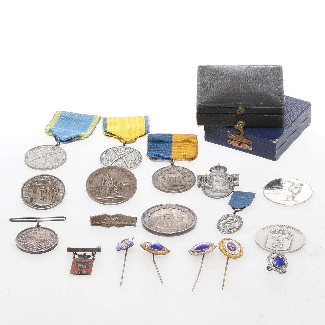 MEDALJER samt NÅLAR, silver, 1900-tal.