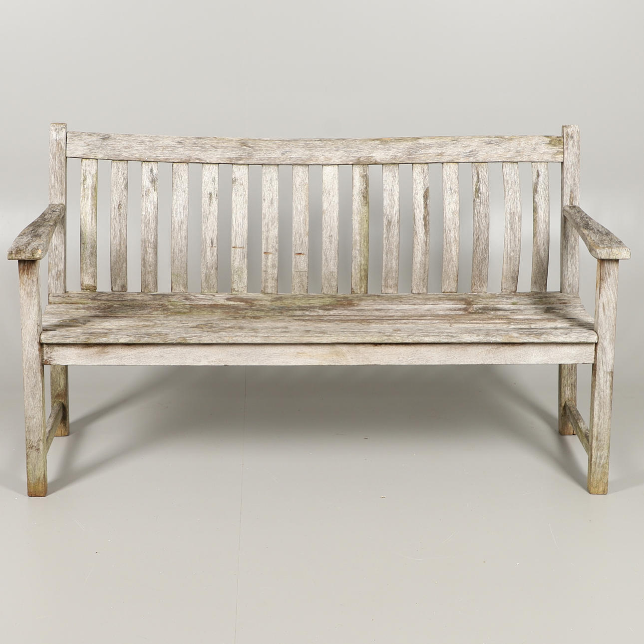 EINE ALEXANDER ROSE TEAK-GARTENBANK.