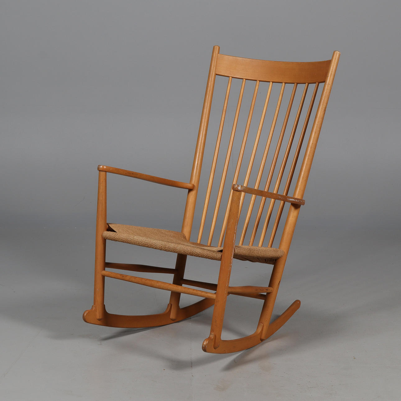 HANS J WEGNER. SCHAUKELSTUHL, Korbsitz „J16“.