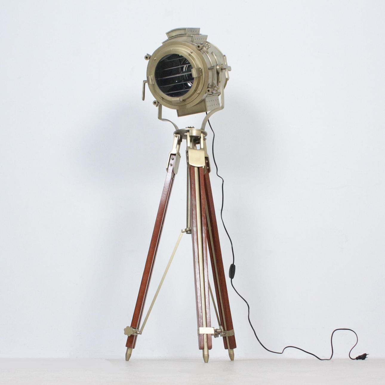 Kolmijalkainen lattiavalaisin.