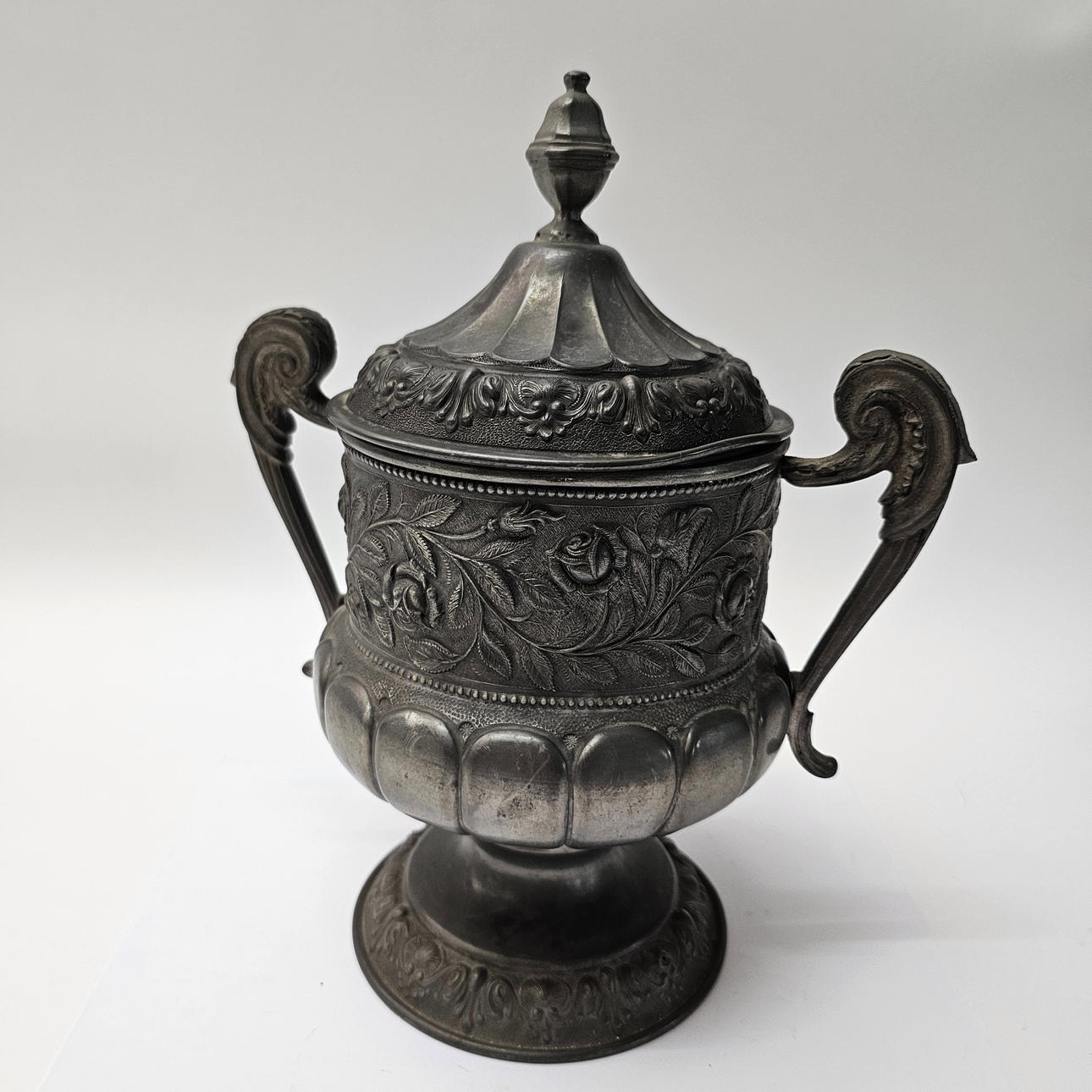 COPA CIRCA 1900 EN ESTAÑO REPUJADO.