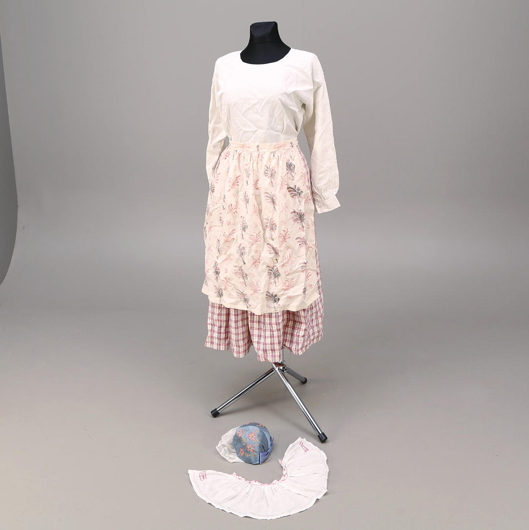 FOLKDRÄKT, Rackebydräkt, 5 delar + dräktsmycke. Medium.