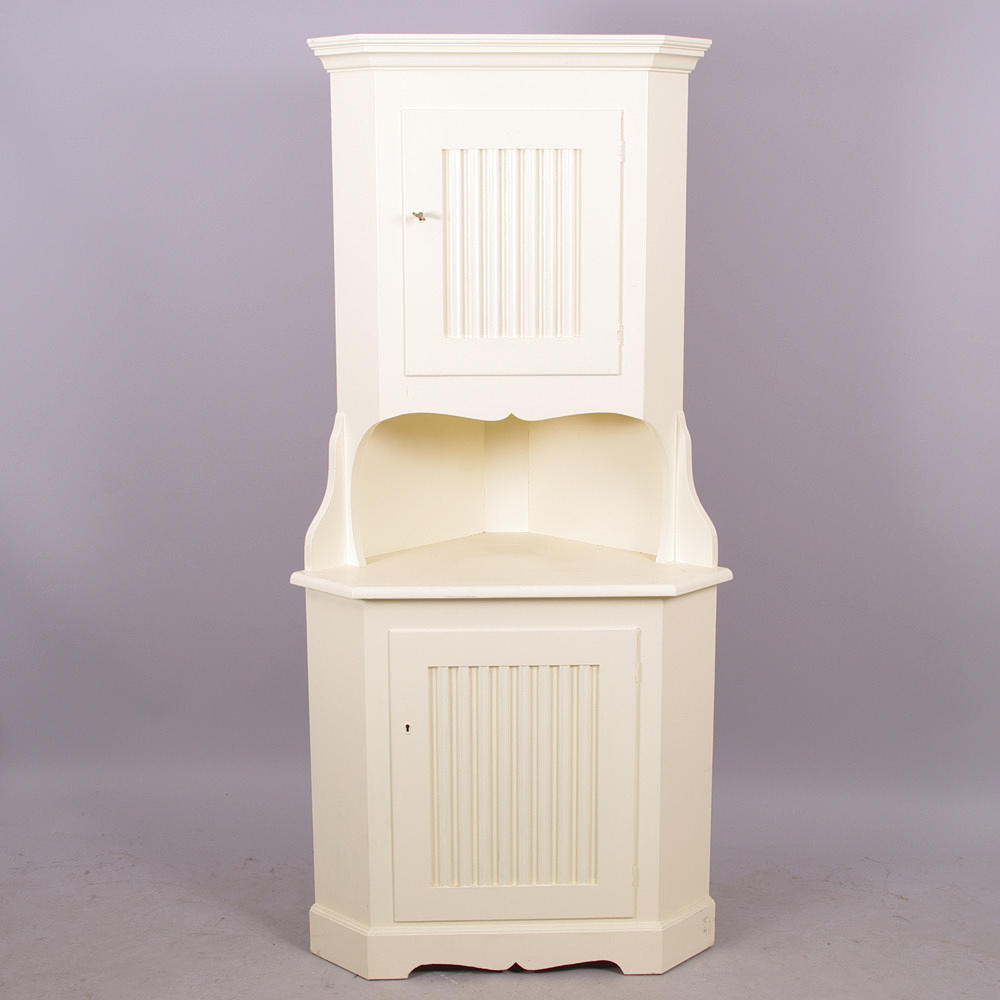 HÖRNSKÅP, vitmålat, 1900-tal.