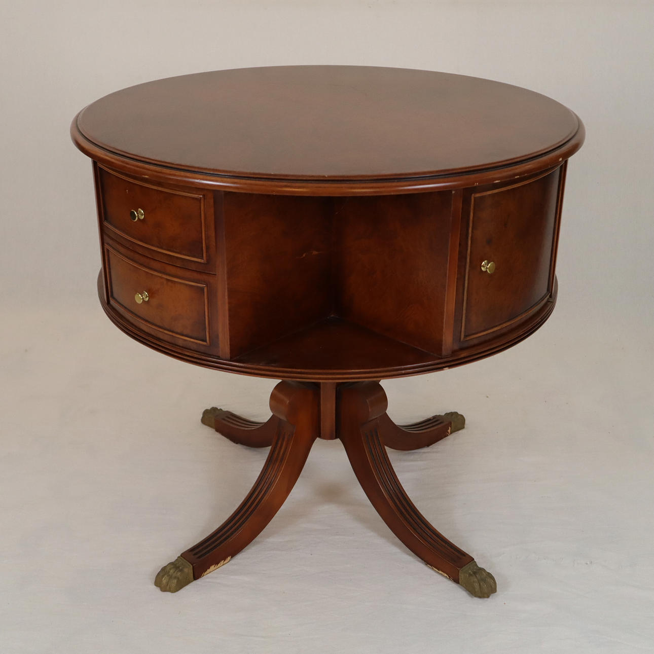 SALONTISCH - Holz, Messingbeschläge.