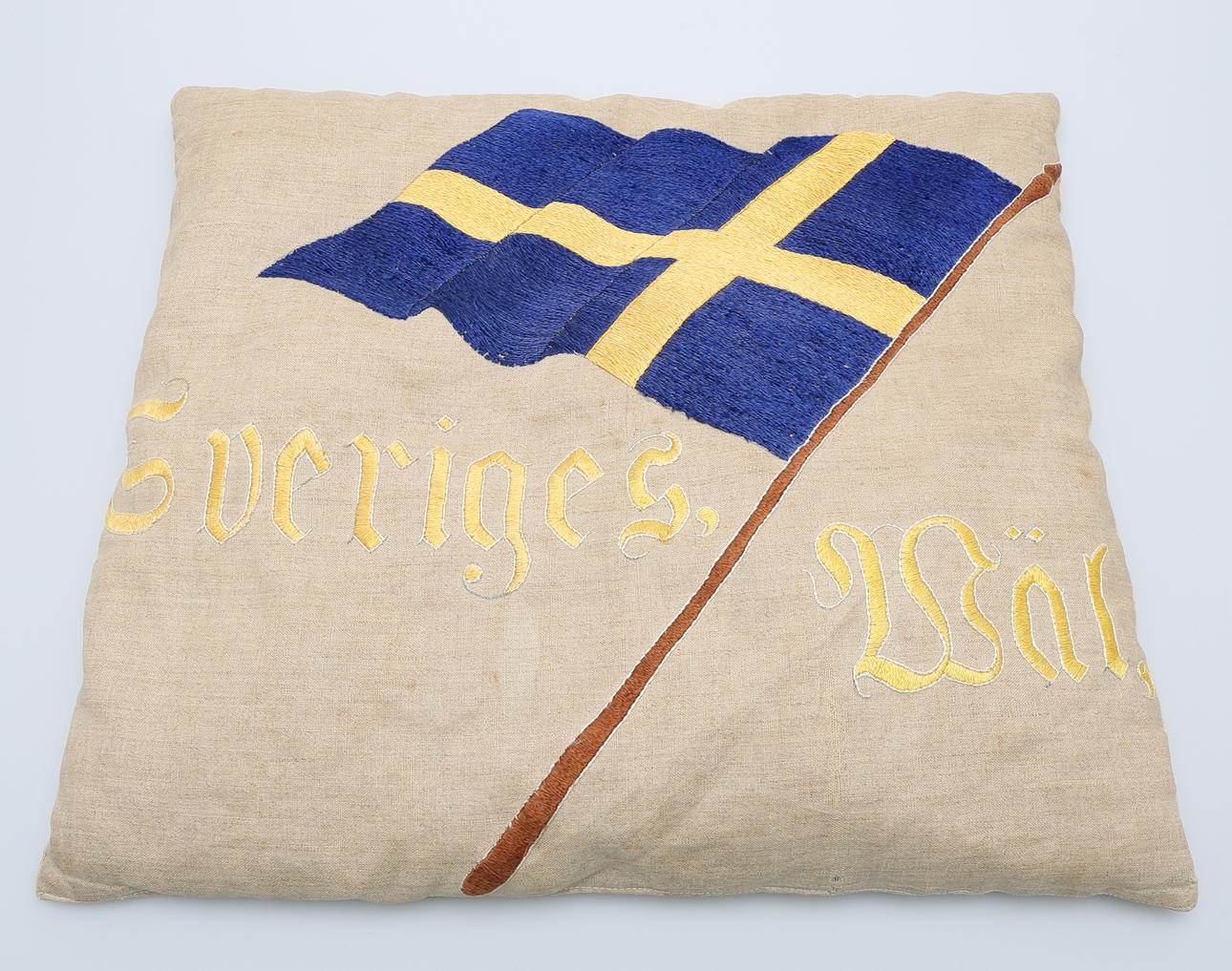 KUDDE, broderad med flagga och texten "Sveriges, Wäl", 1900-talets första hälft.