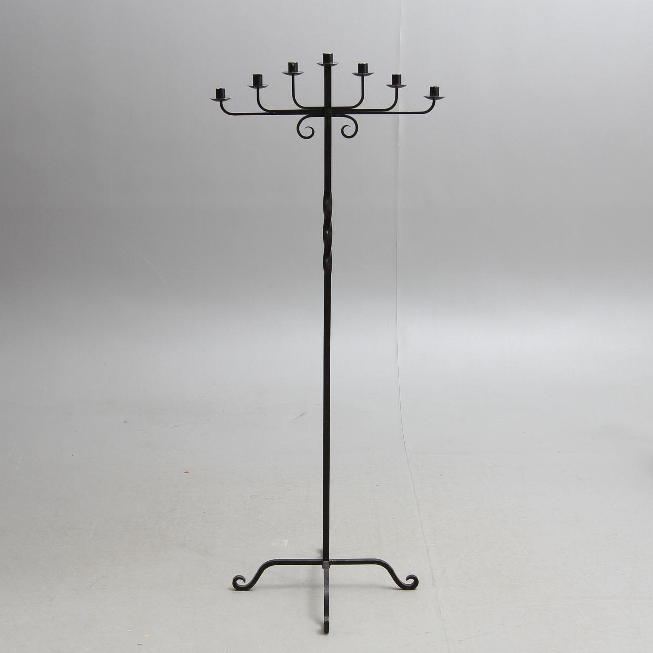 GOLVKANDELABER, 7 ljusarmar, smide, 1900-tal.