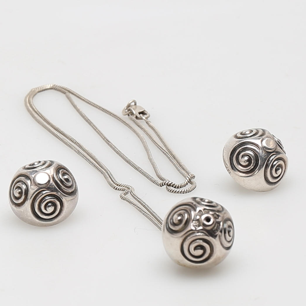 HALSBAND samt ÖRHÄNGEN i sterlingsilver. Kalevala Koru, Helsingfors, Finland.
