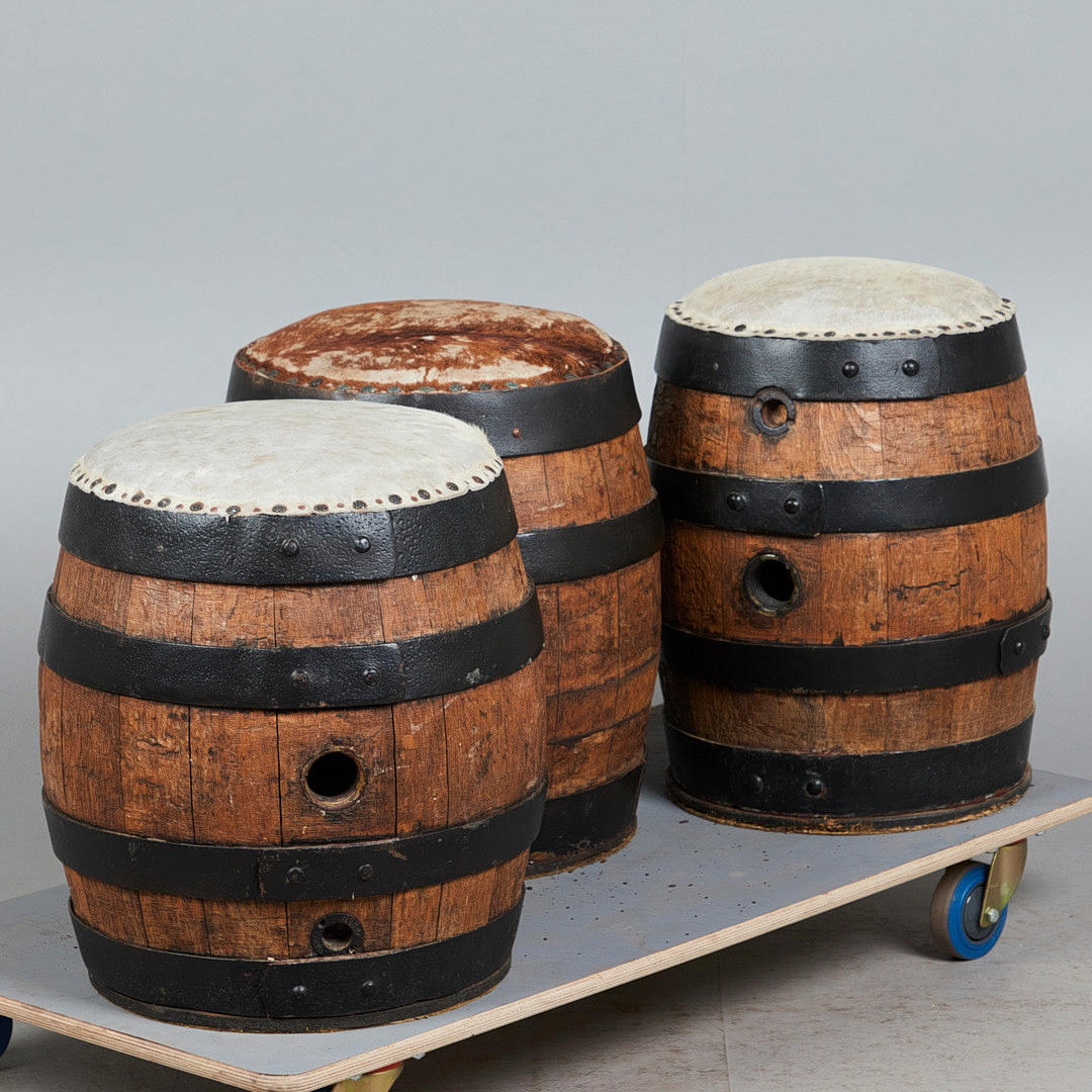 Tres taburetes / taburetes de bar, madera, piel de vaca (3).