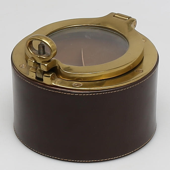 TOBAKSBURK i form av skeppsventil, England.