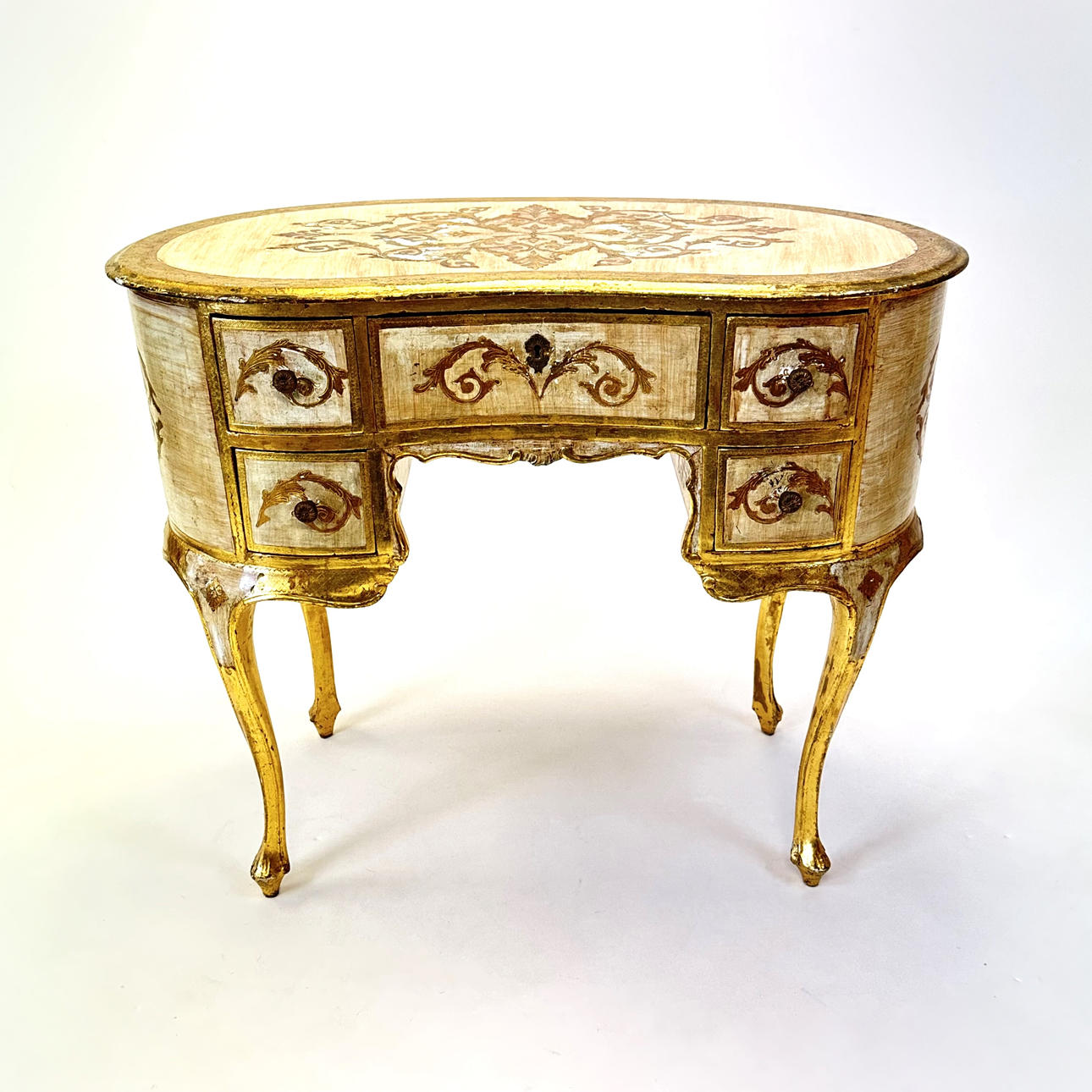 FÖRGYLLD DEKORERAD NJURFORMAD BYRÅ.