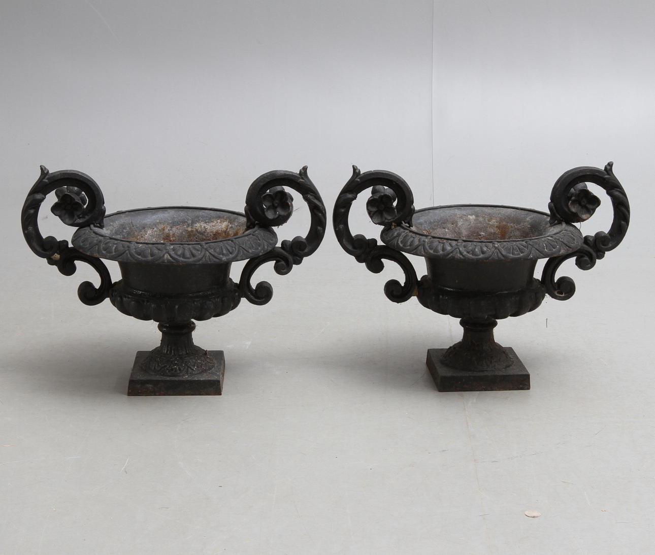 TRÄDGÅRDSURNOR, 1 par, gjutjärn, 1900-talets andra hälft.