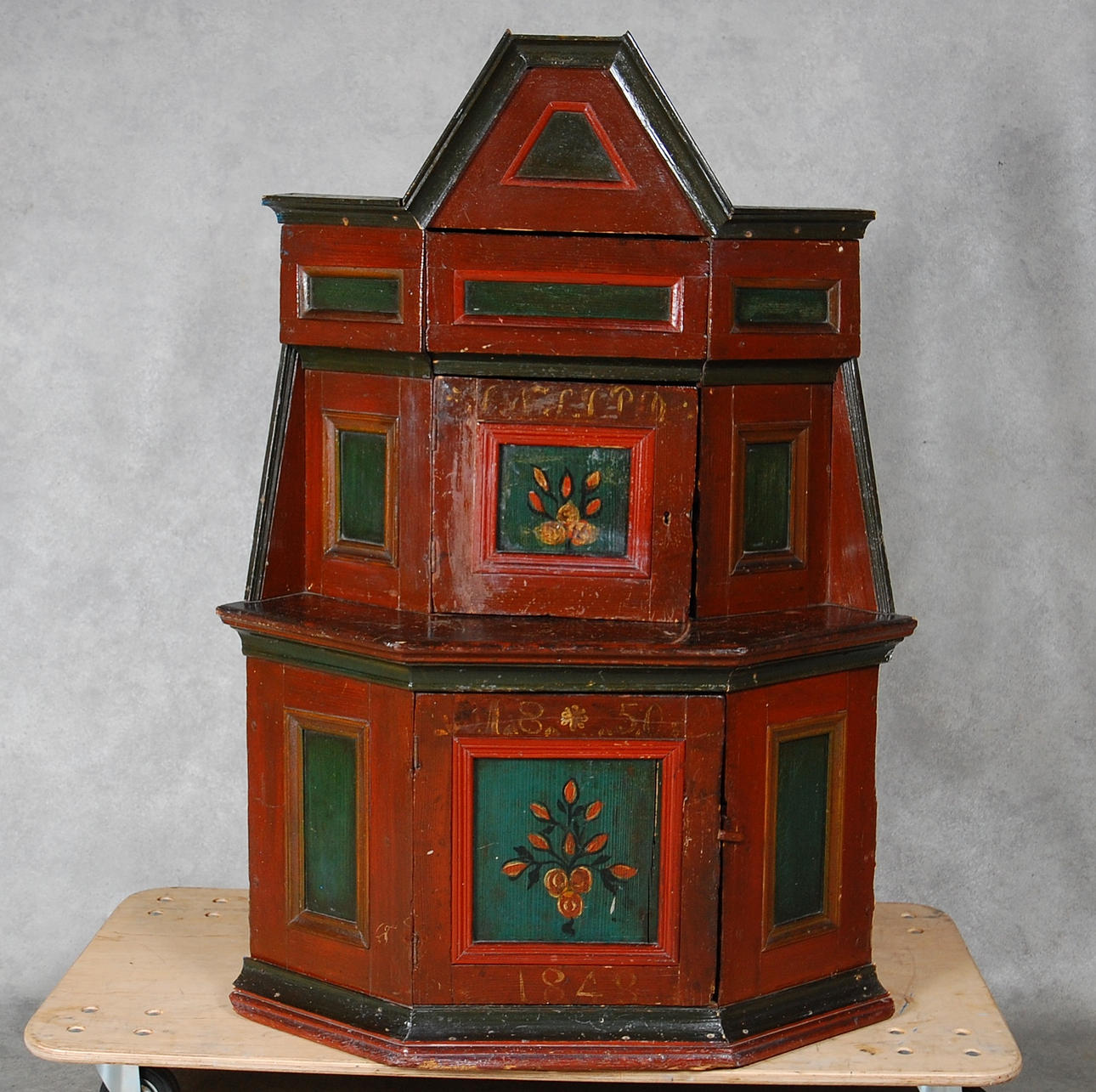 HÖRNSKÅP, Halland, delvis originalmålat med bröllopsinitialer, märkt SNS IPD daterat, 1848 1850.