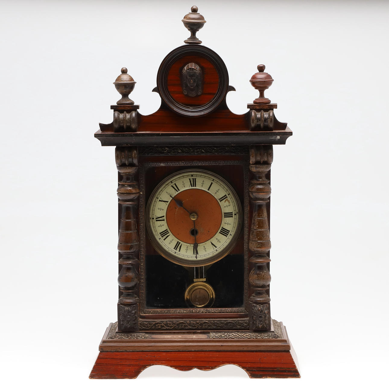 A 19TH CENTURY AMERICAN ROSEWOOD EFFECT MANTLE CLOCK.