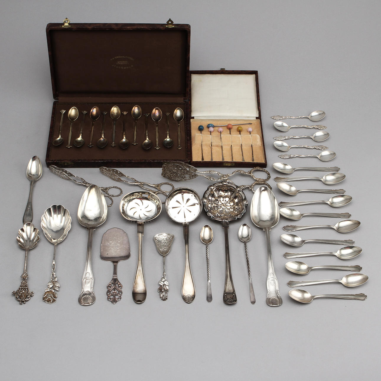 SILVERFÖREMÅL, ca 50 delar. Vikt 810 gram.