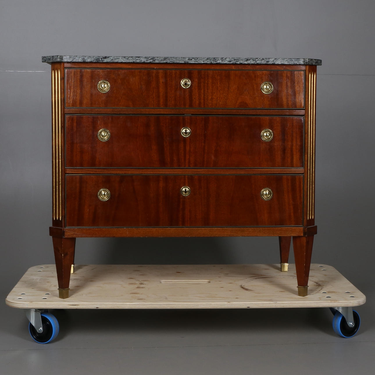 BYRÅ, gustaviansk stil, med marmorskiva, 1900-tal.