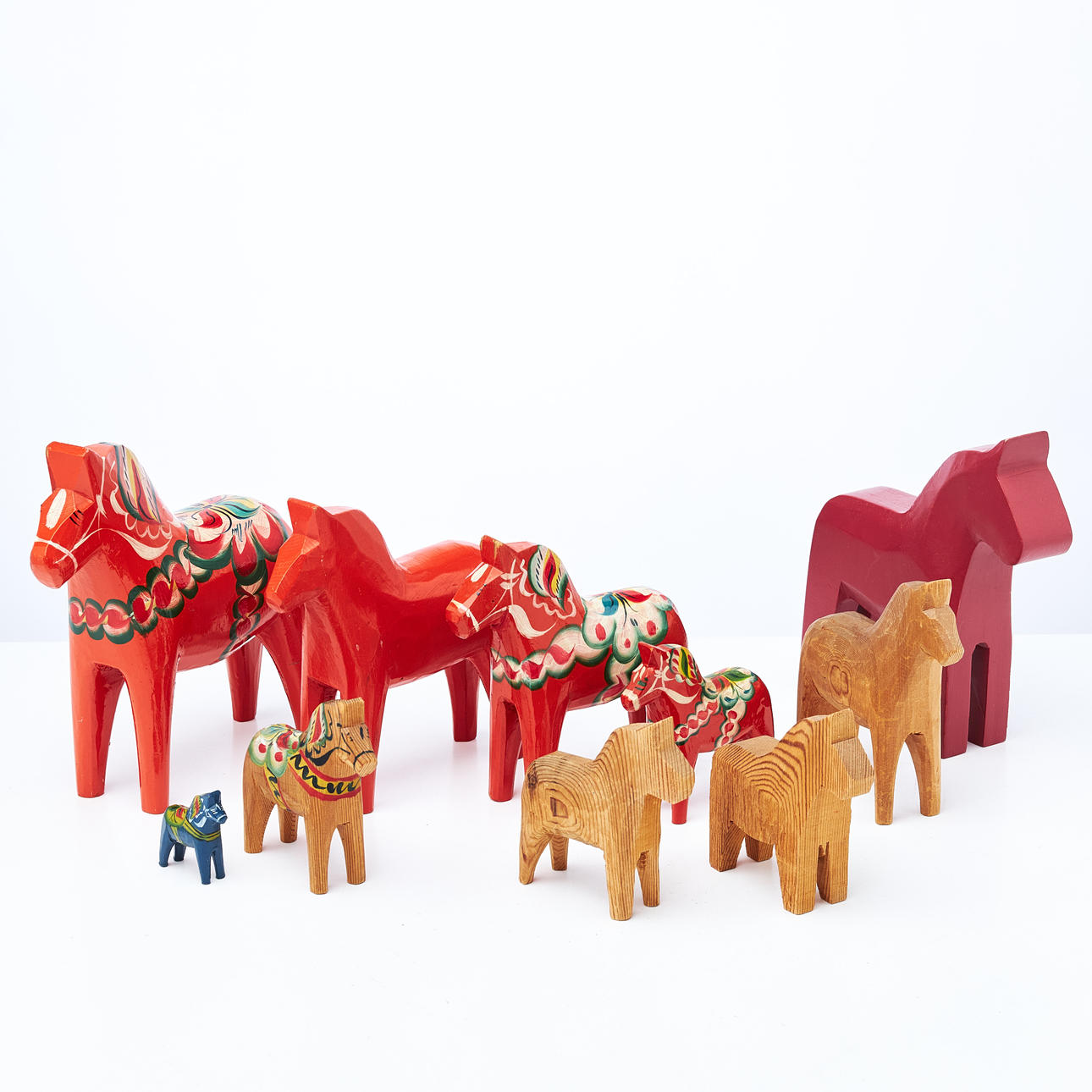 DALAHÄSTAR, 10 dlr, 1900-tal, omålade, röda samt en blå.