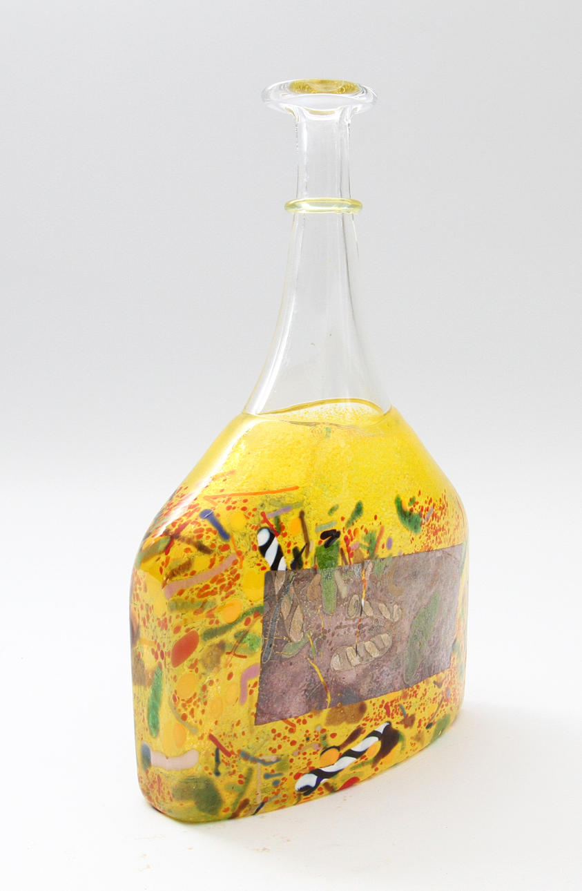 BERTIL VALLIEN. Glasflaska. Kosta Boda, polykroma färger.