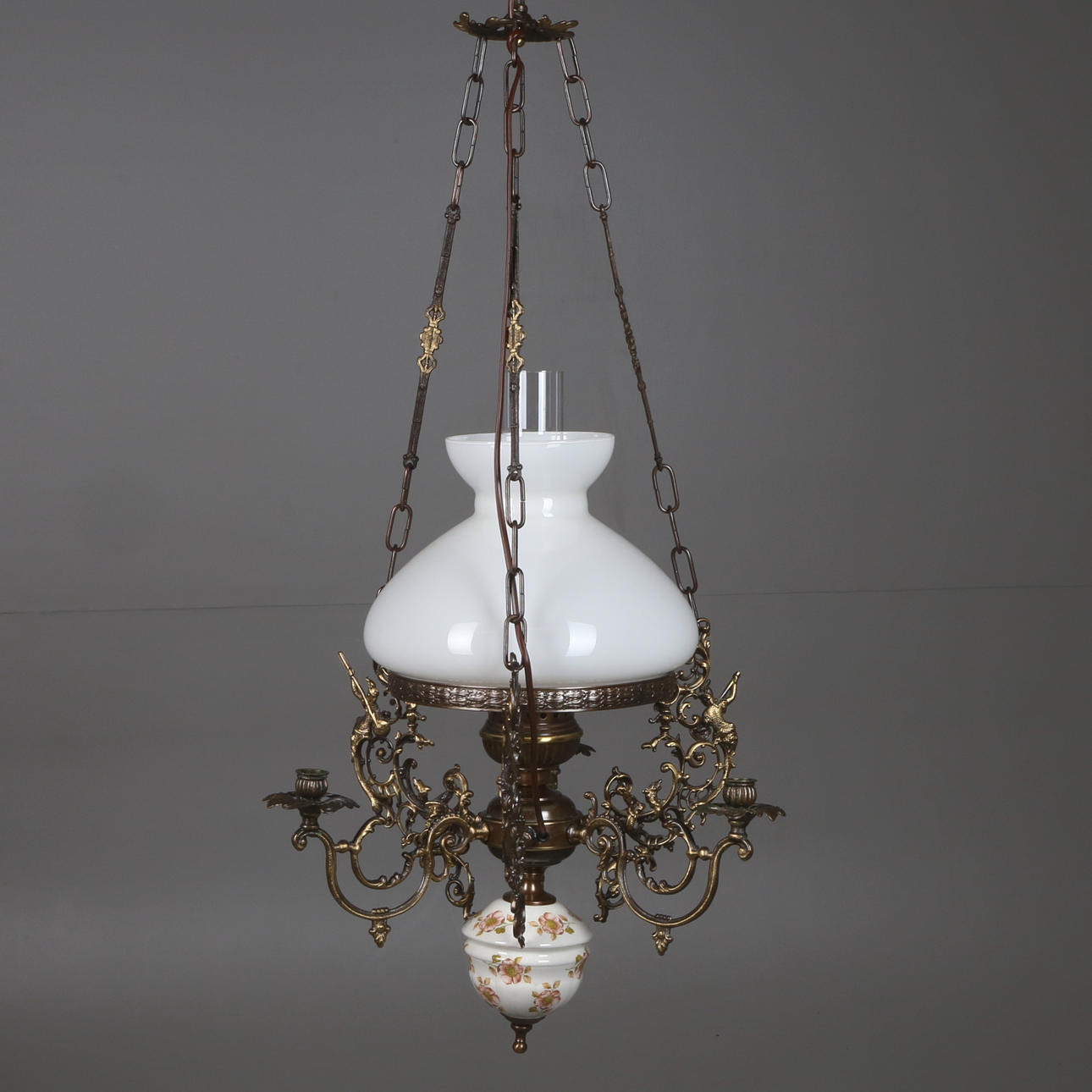 TAKFOTOGENLAMPA, 3 st ljusarmar, majolika, tidigt 1900-tal.