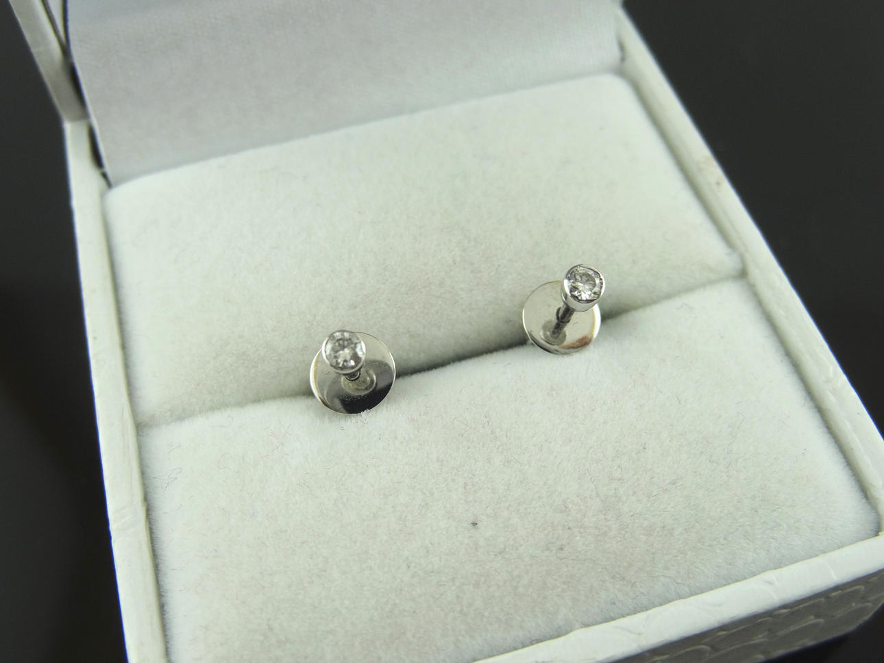 SOLITAIRE DIAMANT örhängen 18 k guld.