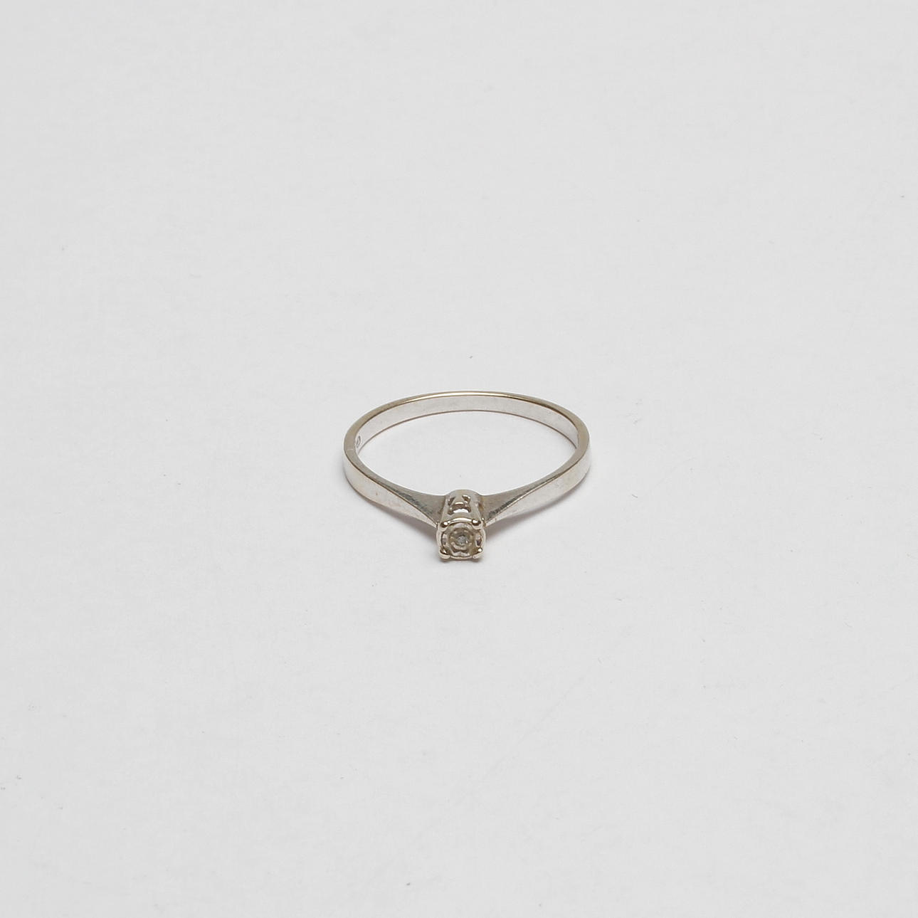 VITGULDSRING, 18k guld, vikt ca 1,6 gr.