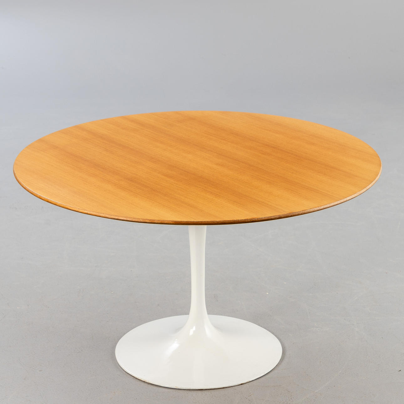 Knoll International. ”Tulpan” soffbord.