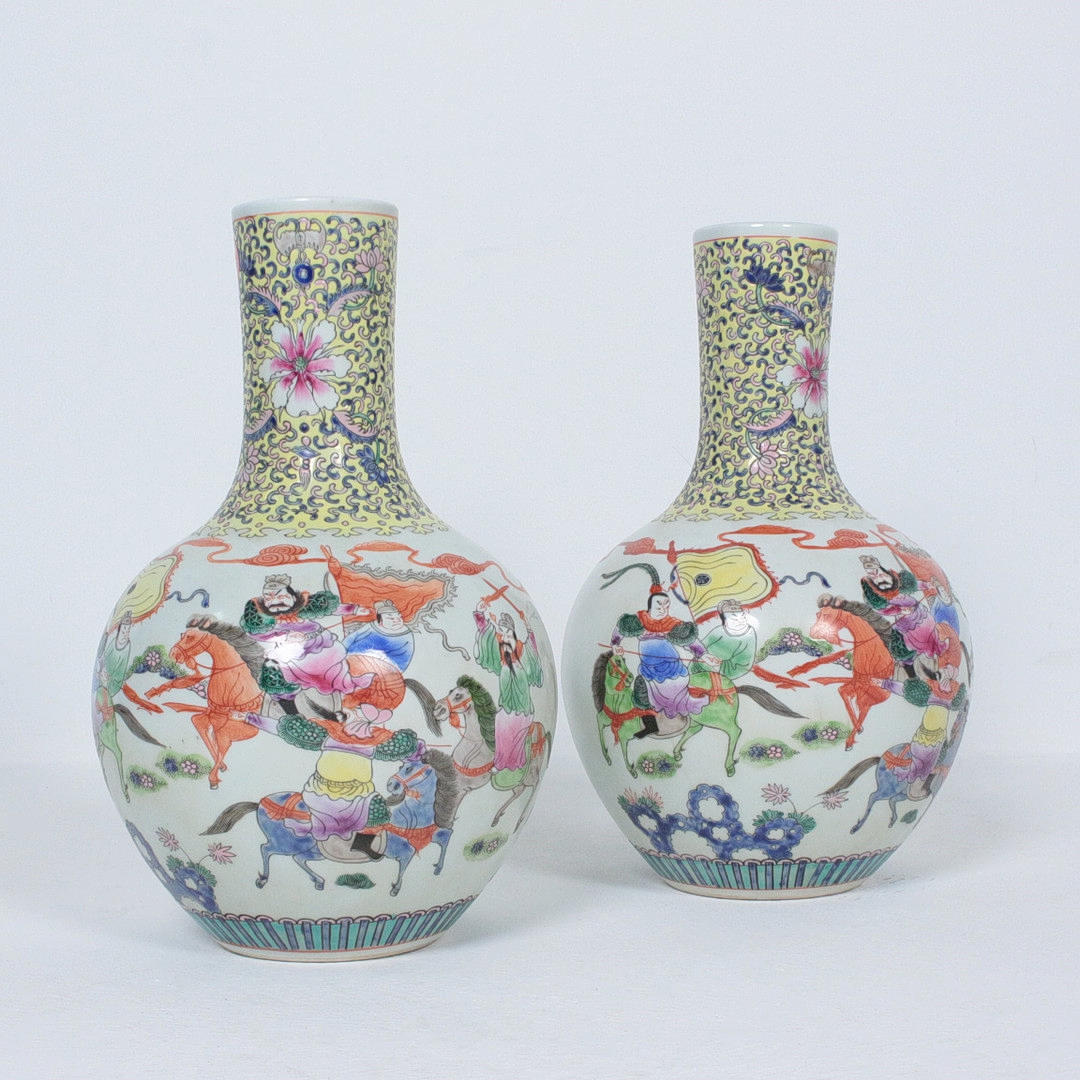 ett par vaser, porslin.