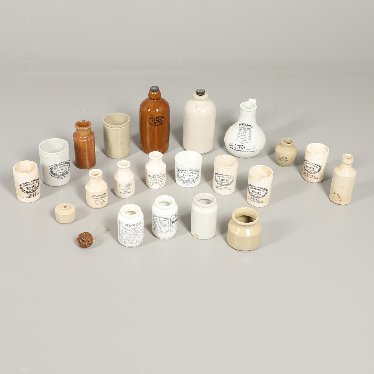 EN SAMLING KERAMIK/STENGODSBURKAR.