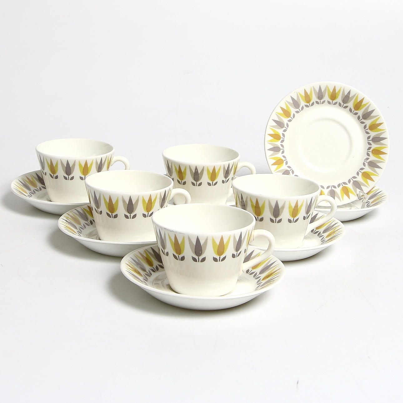 KAFFEKOPPAR och FAT, 12 delar, benporslin, "Gul Lotus", Bibi Breger, Gustavsberg. 1900-talets mitt.