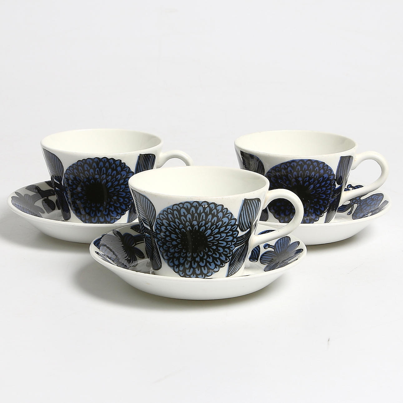 KAFFEKOPPAR och FAT, 6 delar, benporslin, "Blå Aster", Stig Lindberg, Gustavsberg. 1900-talets mitt.