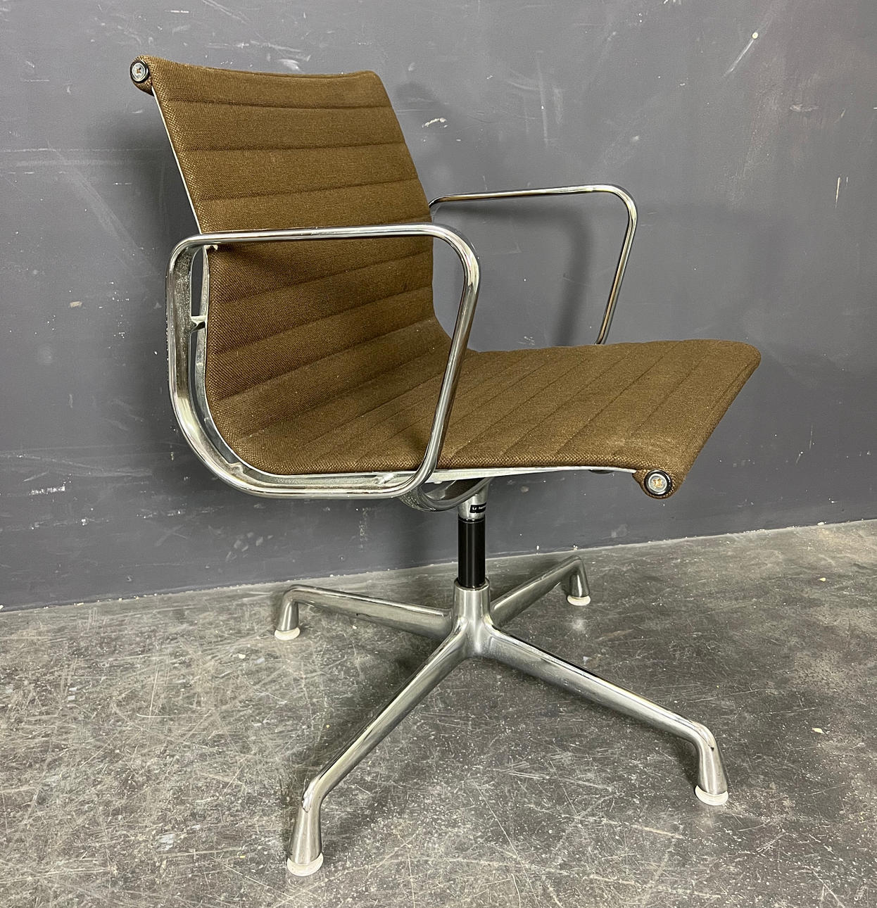 CHARLES & RAY EAMES. EA108 ALUMINIUM STOLAR.
