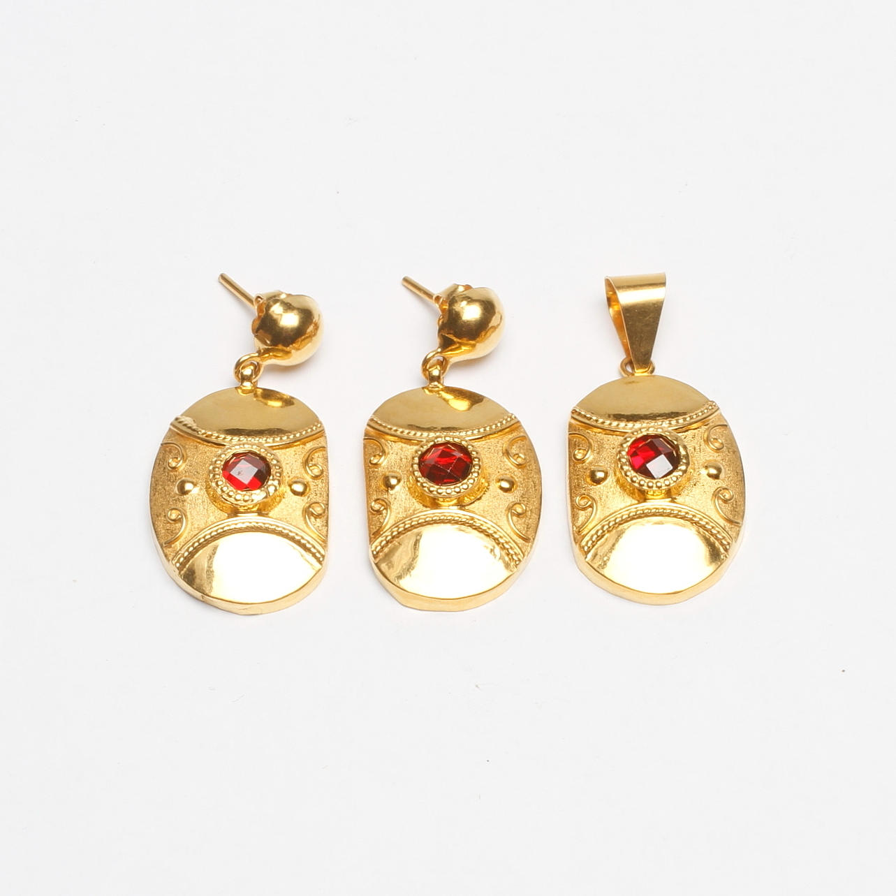 HÄNGE SAMT ETT PAR ÖRHÄNGEN MED RÖDA STENAR, 21k guld, total vikt ca 18,8 gr.