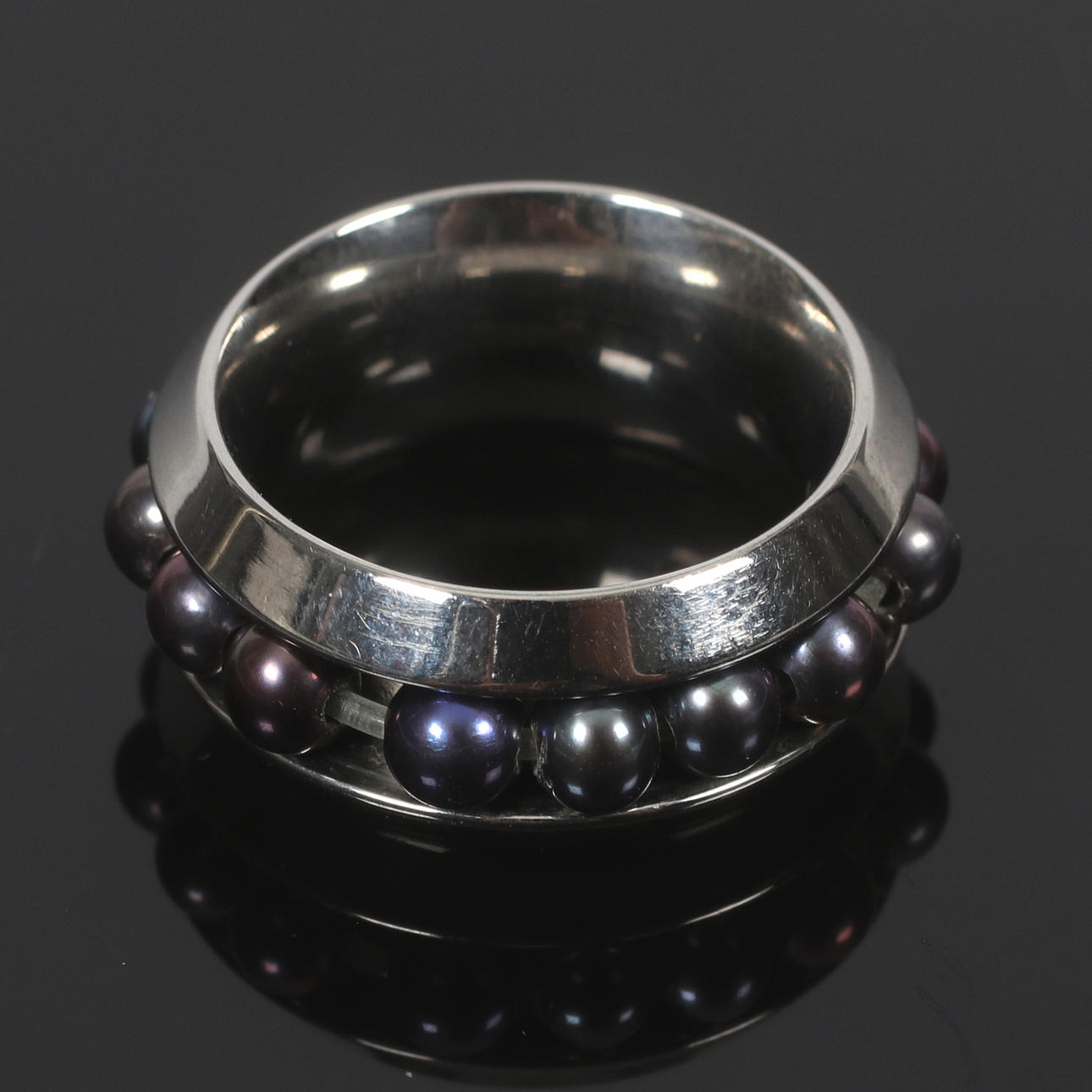 (C33) SPINNING RING, with pearls, marked "MO". 2000s.