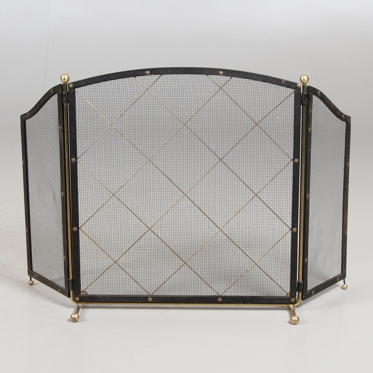 FUNKENSCHUTZ, Metall und Messing.