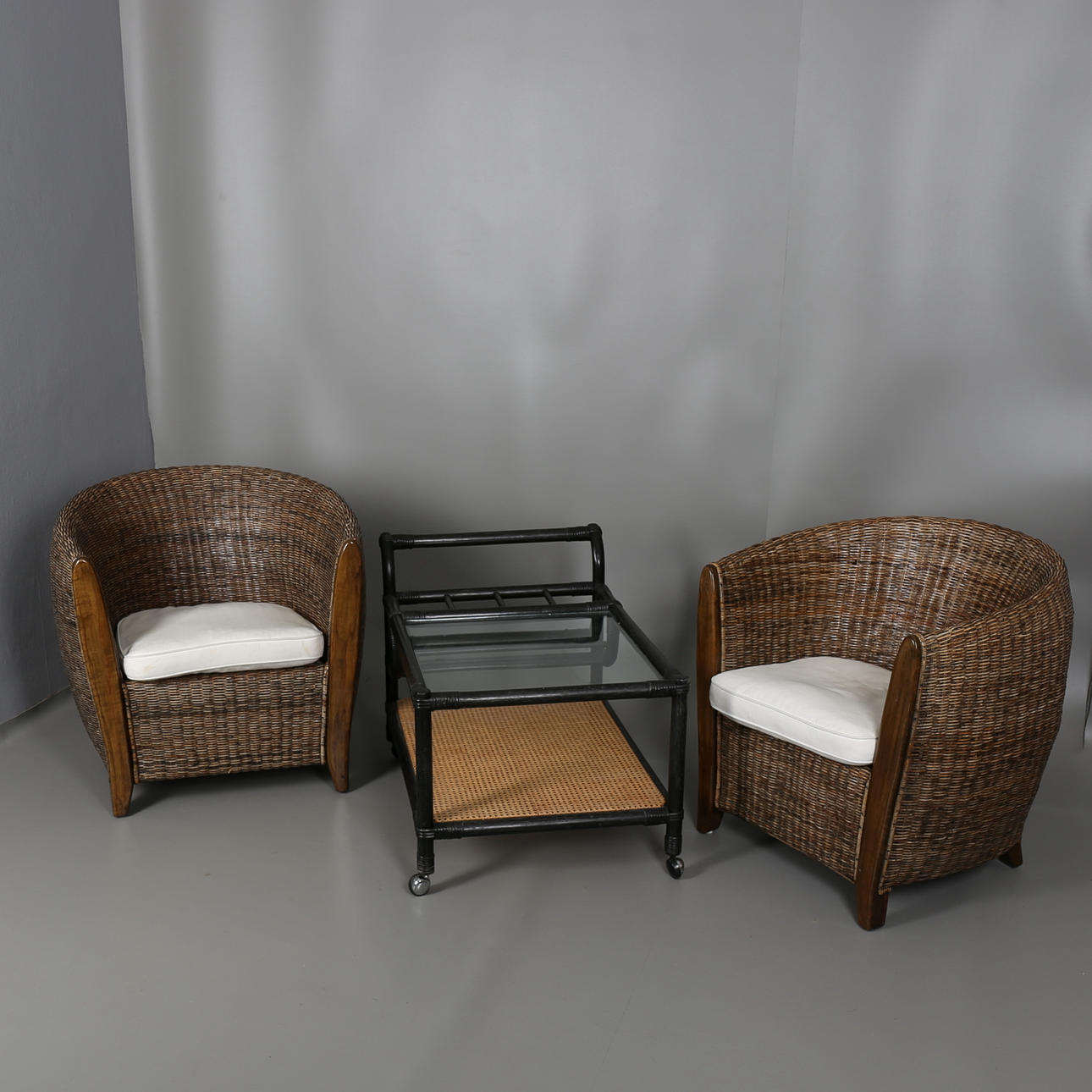 SITTGRUPP i rotting, 3 delar, fåtöljer och bord.