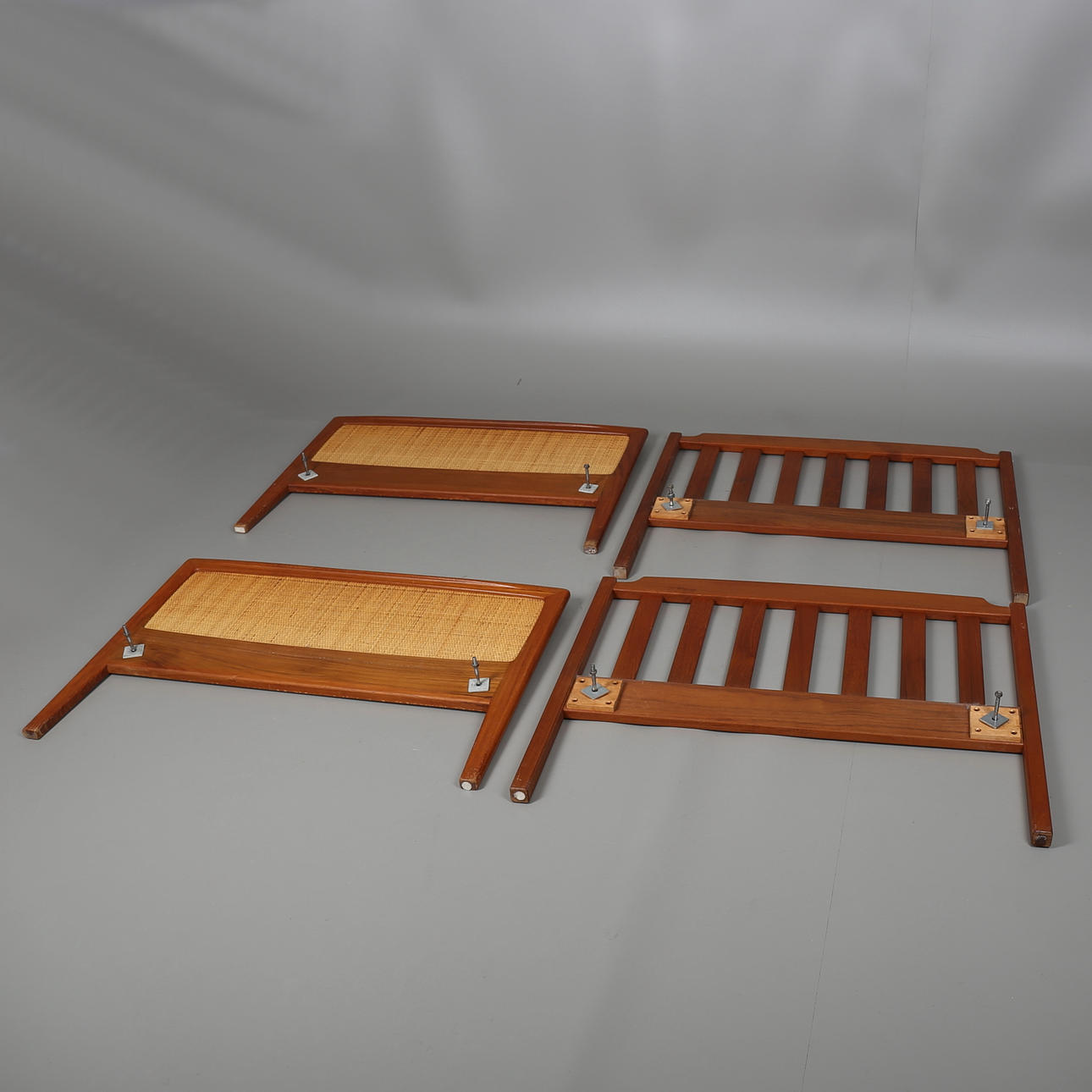 SÄNGGAVLAR i teak och rotting, 4 st, möjligen DUX.