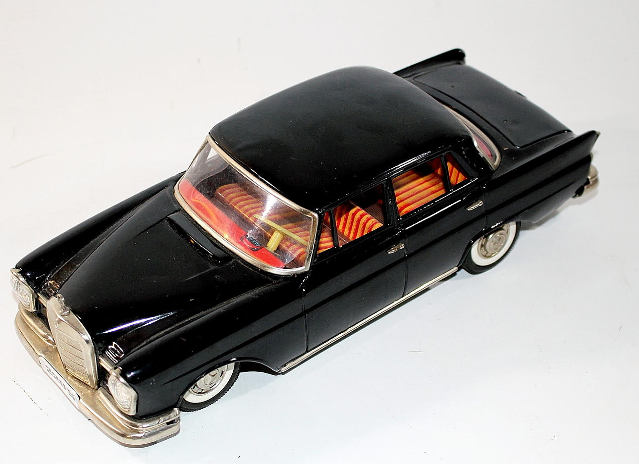 PLÅTBIL, Mercedes 220S, Japan.