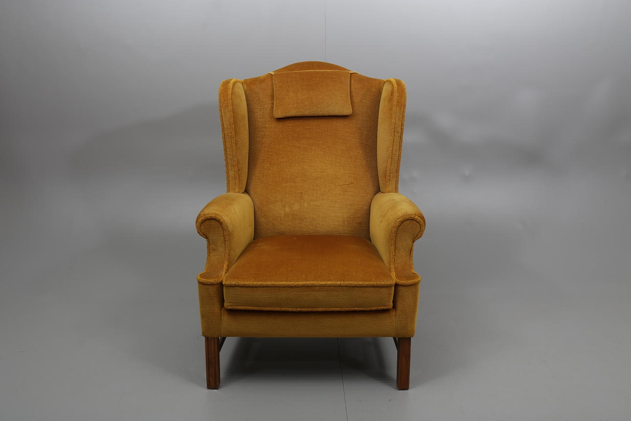 ÖRONLAPPSFÅTÖLJ, gul klädsel, 1900-talets andra hälft.