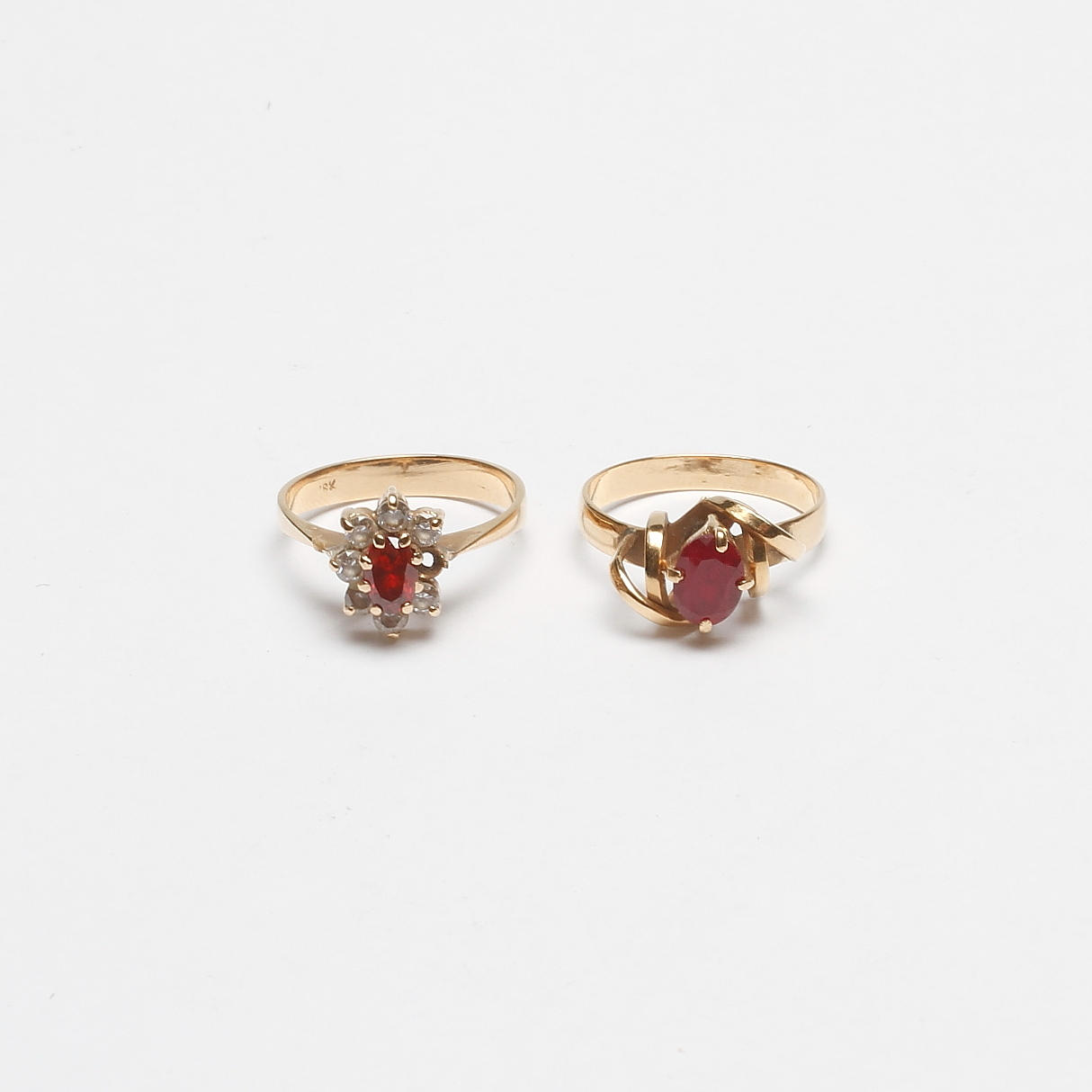RINGAR, 2 st, med stenar, 18k guld, vikt ca 6,9 gr.