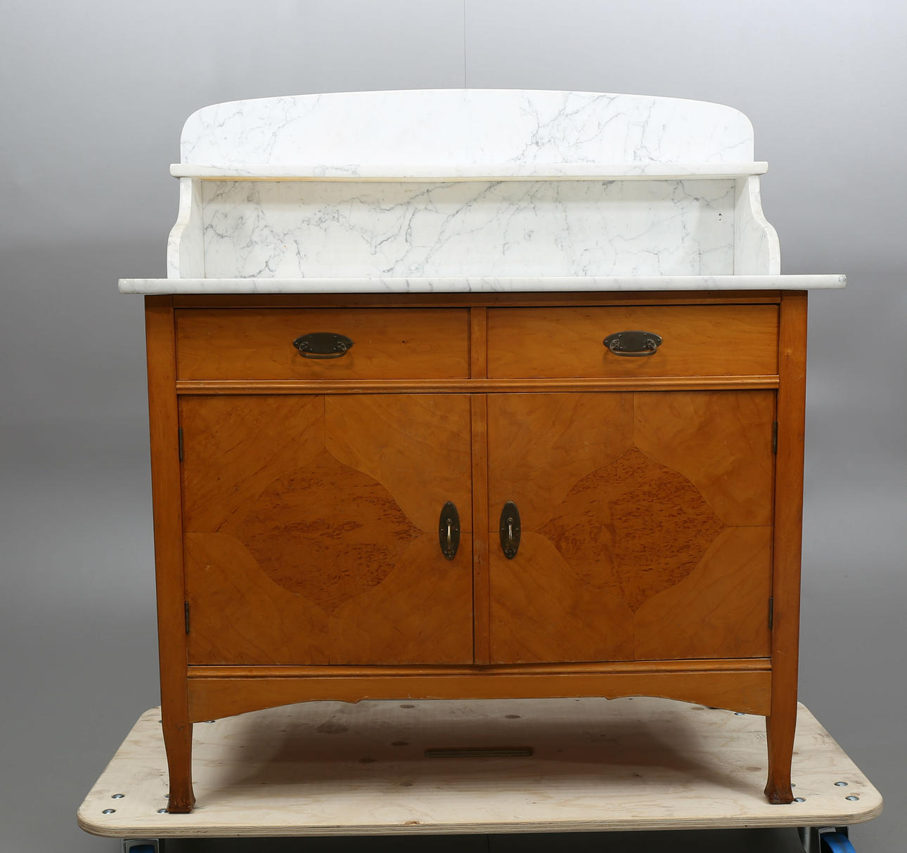 KOMMOD MED OVANDEL I MARMOR, 1900-talets första hälft.