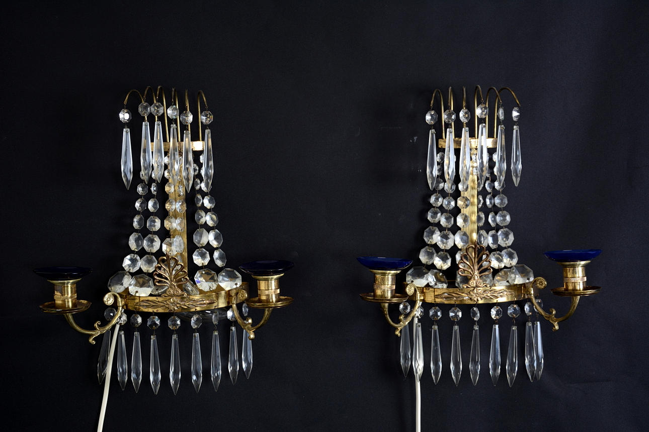 VÄGGLAMPETTER, ett par, mässing med prismor, empirestil, 1900-tal.