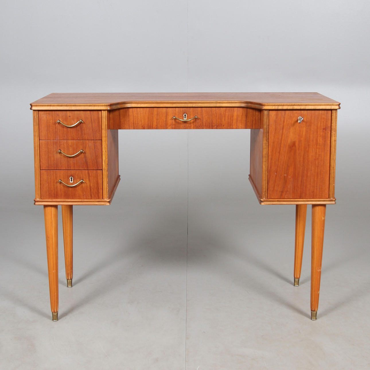 DESK, teaktræ med messingbeslag, 1950'erne.