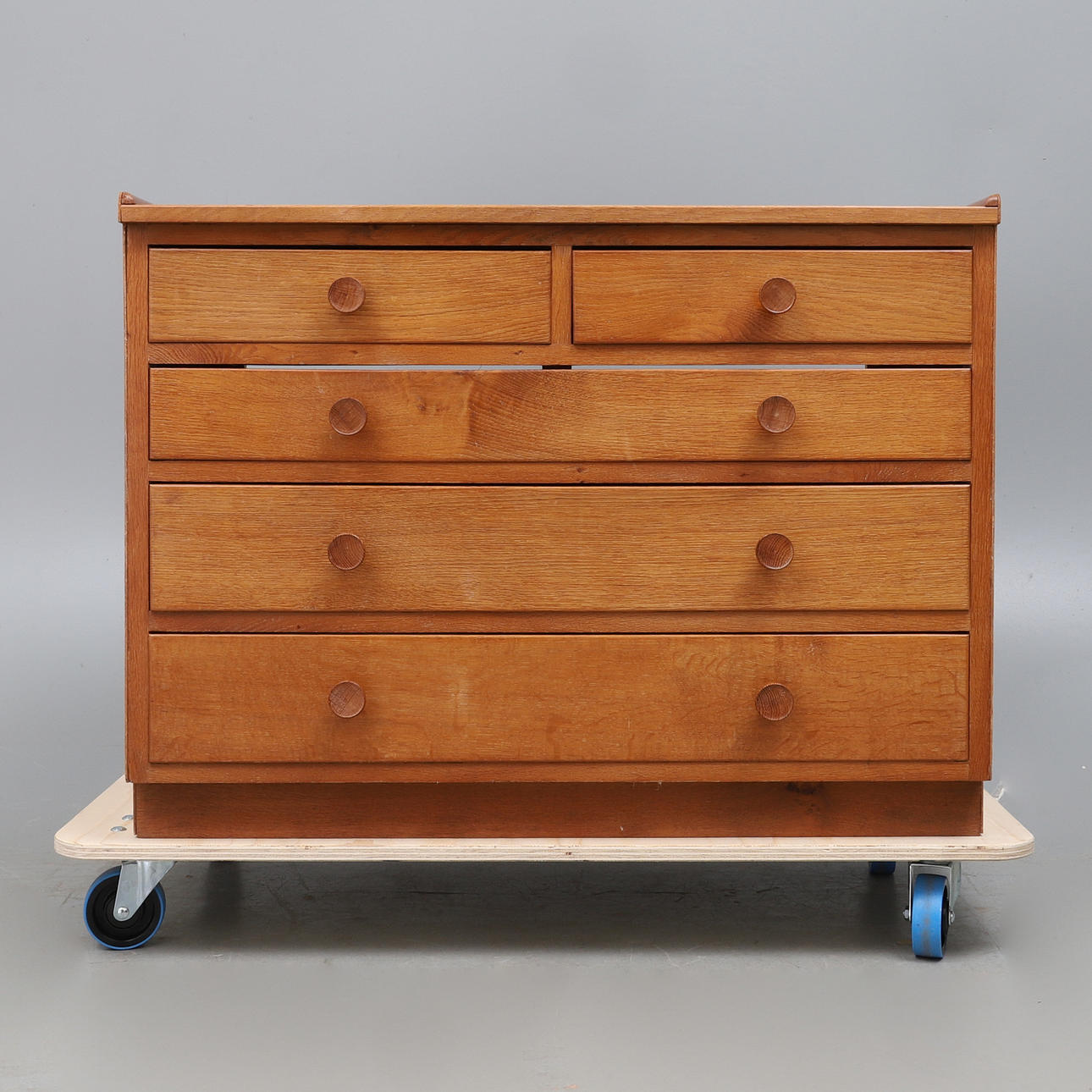 BYRÅ, LJUS EK, OMKRING 1970.