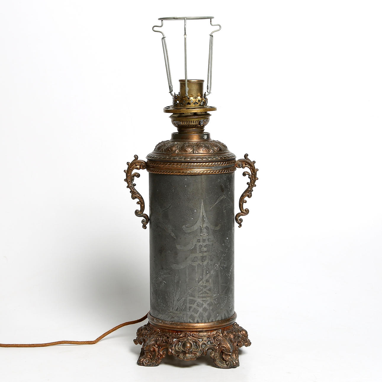 FOTOGENLAMPA / BORDSLAMPA, metall, bl.a. Kina. 1800-talets slut.