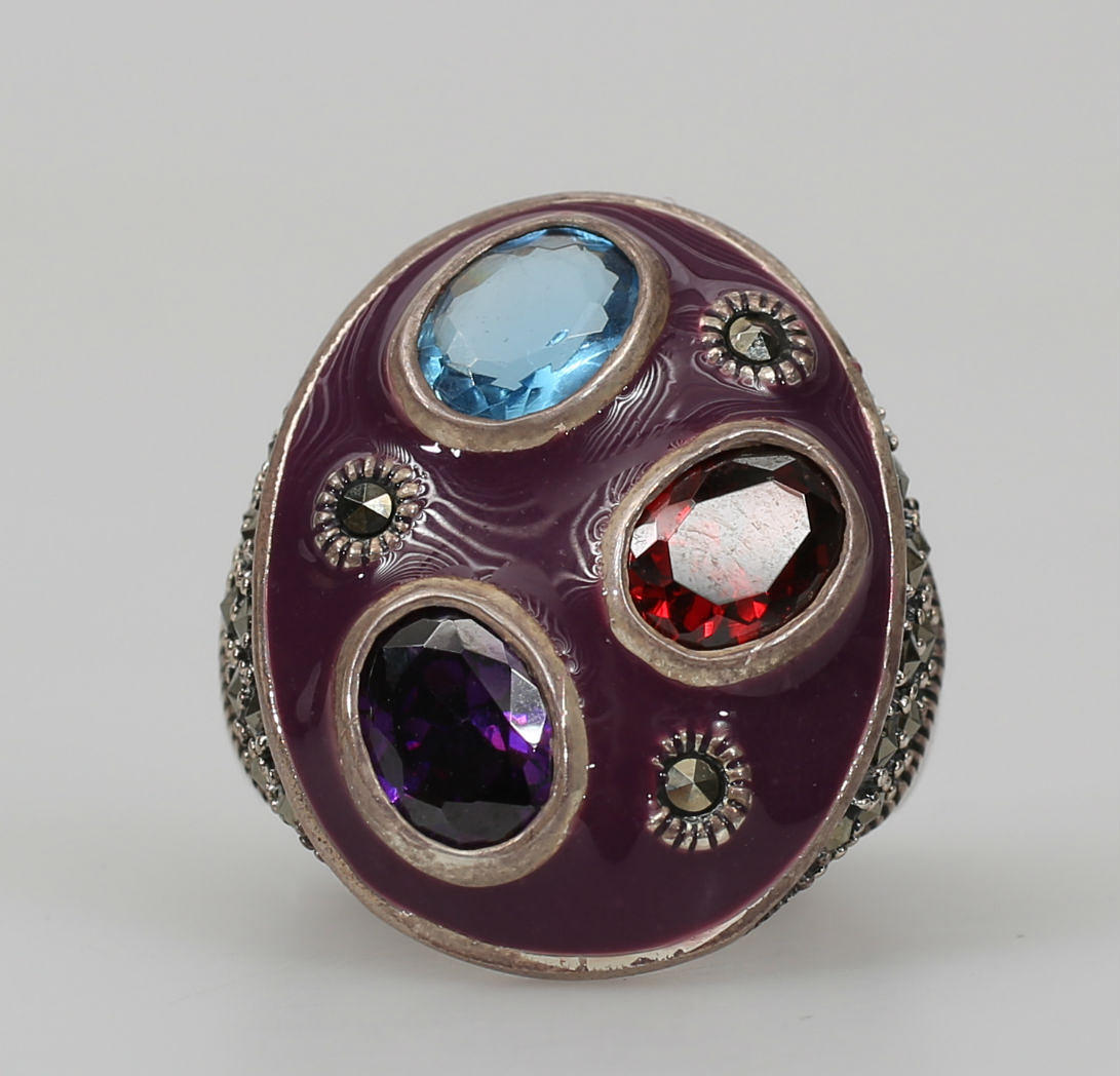 RING, silver, emalj, markasiter, lila, röd och blå sten, 2000-tal.
