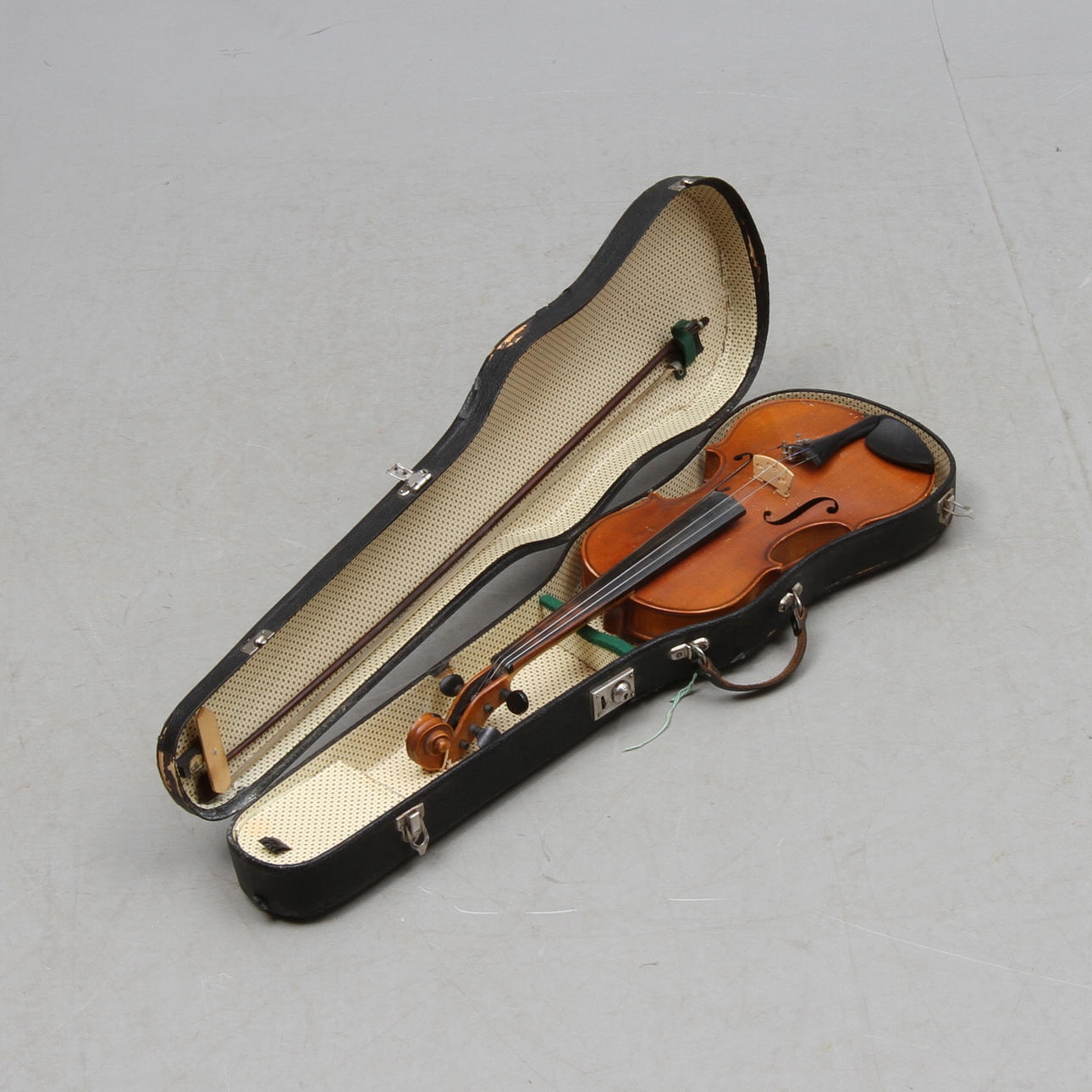 FIOL med STRÅKE samt väska, Stradivarius-kopia, 1900-tal.