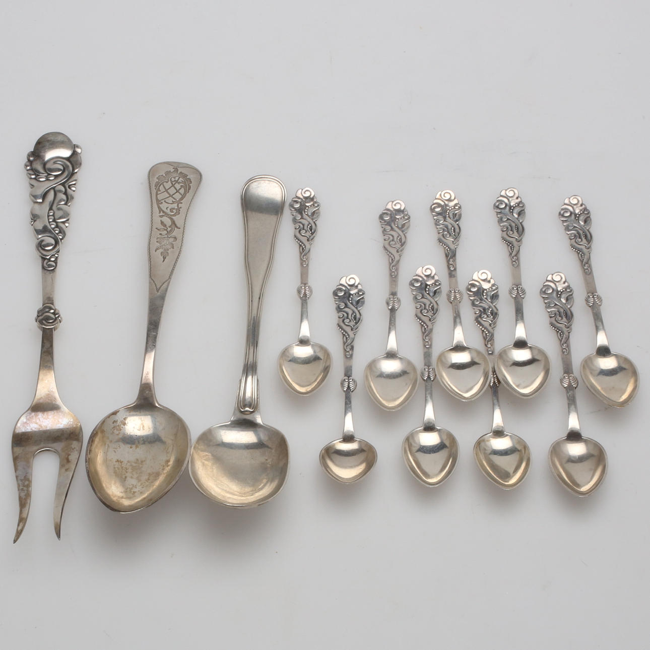 SILVERBESTICK, 12 st, skedar samt skinkgaffel, vikt ca 329 gram.