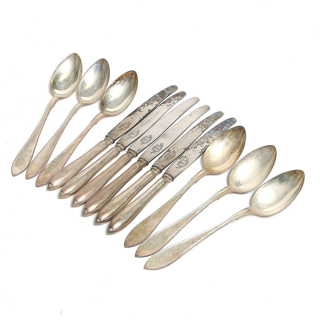 SKEDAR samt KNIVAR, 12 st, silver, modell "Svensk Spetsig", Guldsmeds AB, Stockholm. 1915. Nettovikt ca 610 gram.