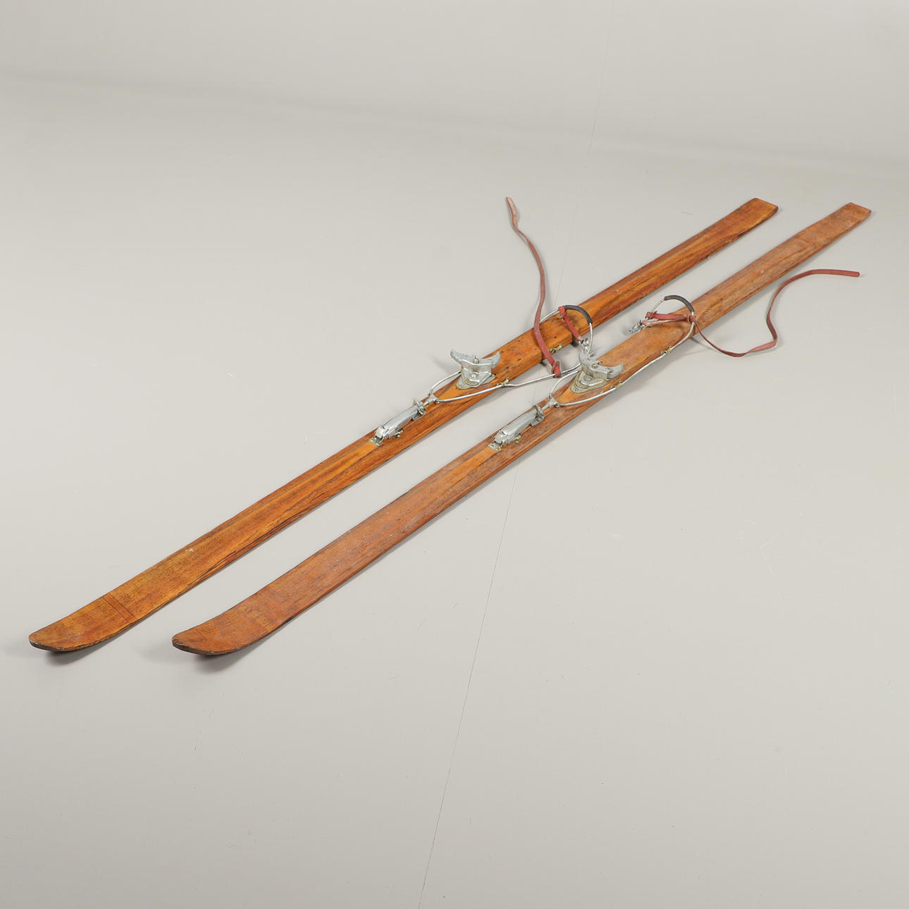 ETT PAR VINTAGE TRÄSKIDOR.