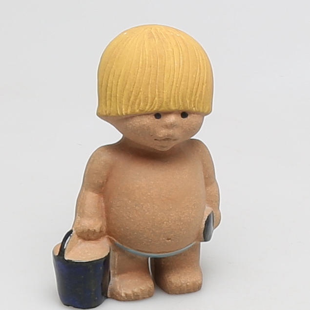 FIGURIN i stengods "Väst" ur serien All världens barn, Lisa Larson, Gustavsberg.